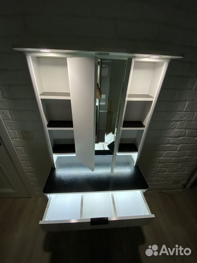 Туалетный столик с зеркалом и подсветкой