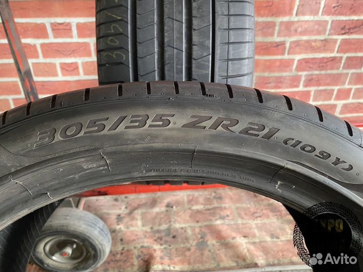 Pirelli P Zero PZ4 305/35 R21