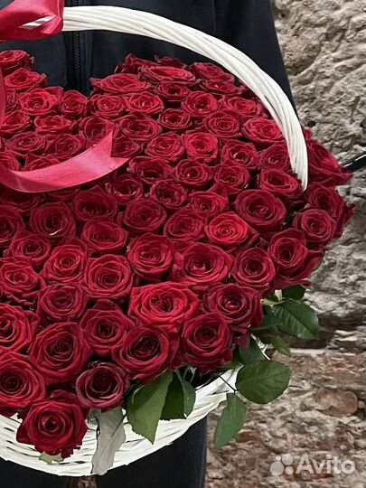 Корзина из 101 Роза в форме сердца