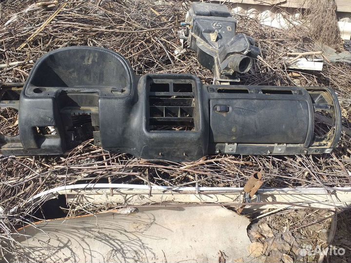 Панель приборов (торпеда) в сборе на волгу