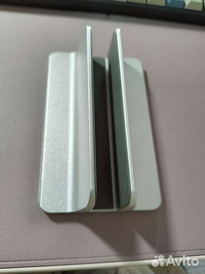 Подставка для вертикального хранения ноутбука