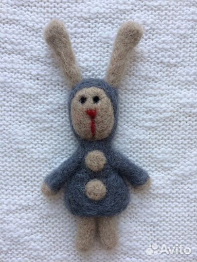 Заяц в пальто. Брошь и мышка