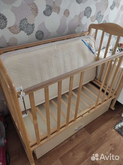 Детская кроватка с маятником и ящиком + матрас