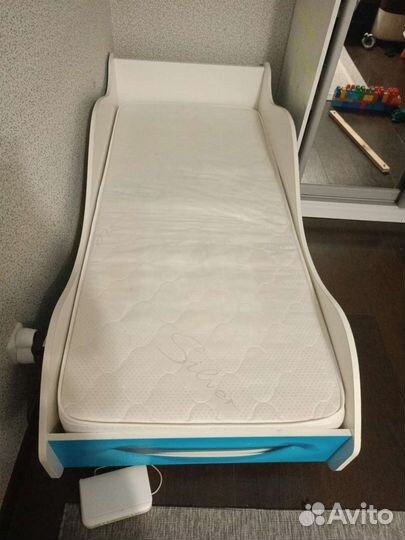 Детская кровать машинка с матрасом бу