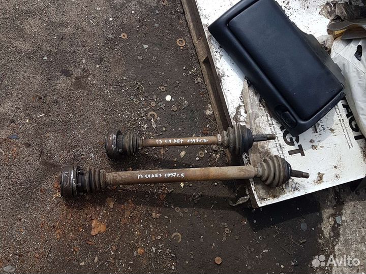 Полуось передняя левая / правая Golf III 1.4 AEX