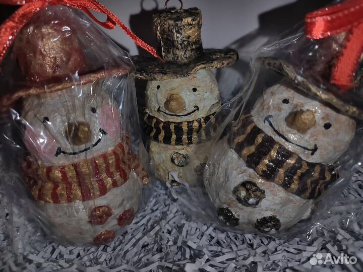 Ёлочная игрушка из папье-маше снеговик