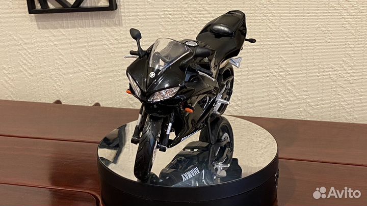 Модель мотоцикла Ямаха R1 1:12