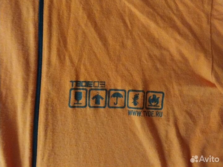 Ярко оранжевая кофта на молнии с воротником