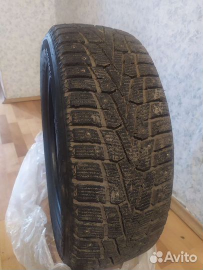 Roadstone Winguard Spike 215/55 R17