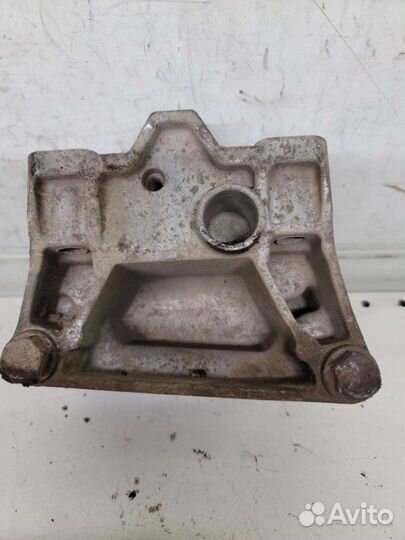 Кронштейн кпп левый VW Audi Skoda 1K0199111D