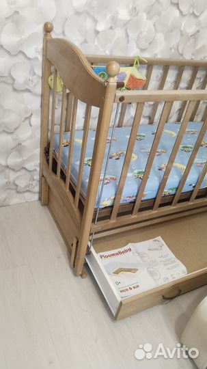 Кроватка с маятником, ящиком для белья и матрасом