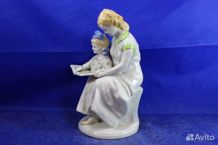 Фарфоровая статуэтка Первая буква книга чтение мам