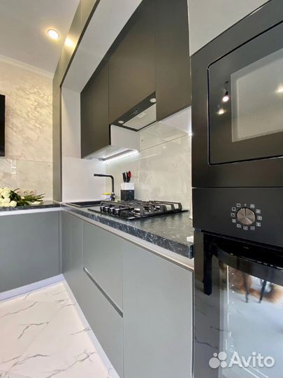 Кухня на заказ под потолок