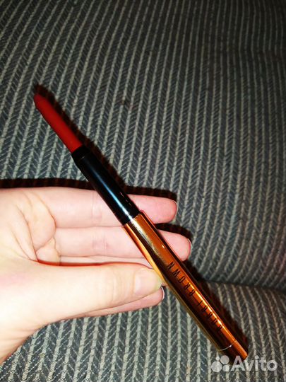 Помада Bobbi Brown