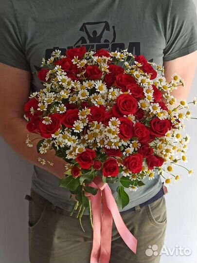 Кустовые розы и ромашки