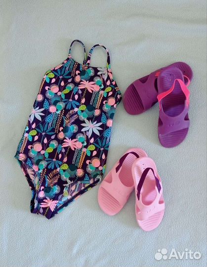 Купальник для девочки и сланцы