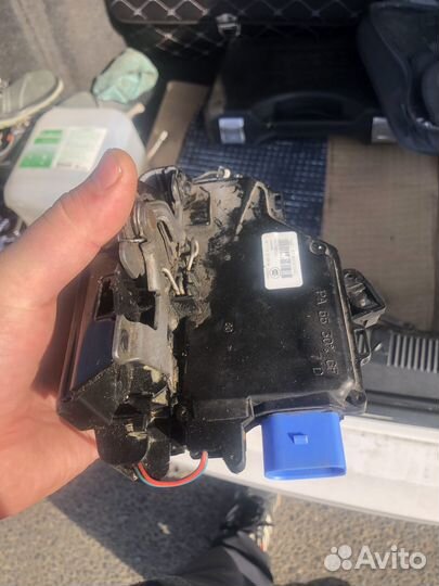 Замок передний правой двери на skoda a5