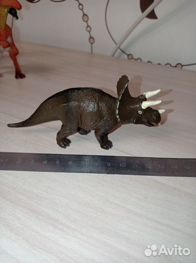 Фигурки динозавров