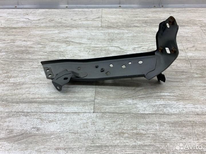 Кронштейн крепления крыла передний левый Mazda