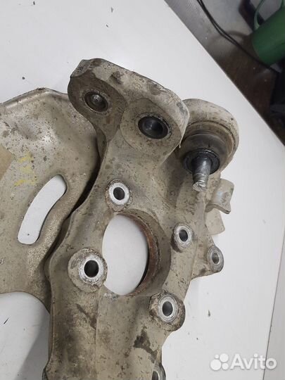 Кулак поворотный передний правый