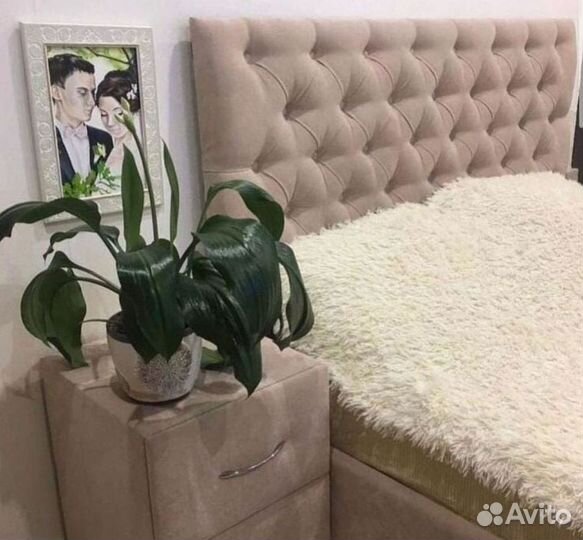 Кровать с молдингом