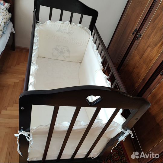 Детская кроватка с маятником и ящиком