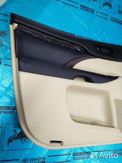Обшивка двери Highlander передняя левая бежевая