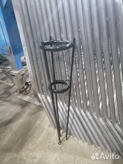 Ваза / подставка металл для цветов на кладбище