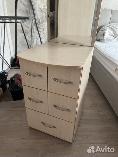 Косметичкий стол с зерколом