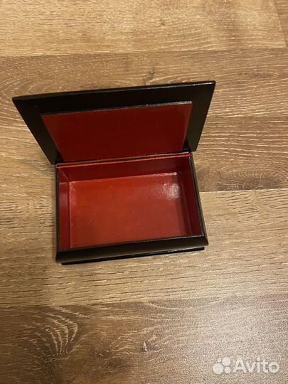 Деревянная шкатулка