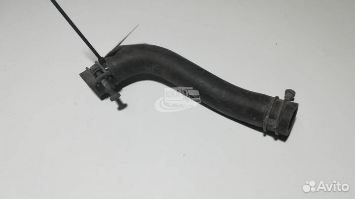 Патрубок системы охлаждения между блоком и головко