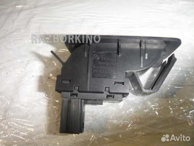 Кнопка открывания лючка бензобака