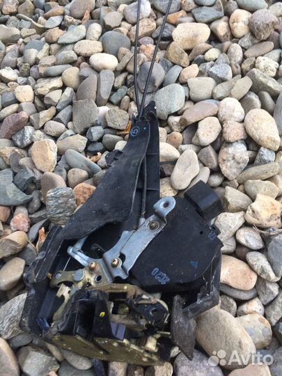 Toyota RAV4 II 2002 замок задней лев пр двери