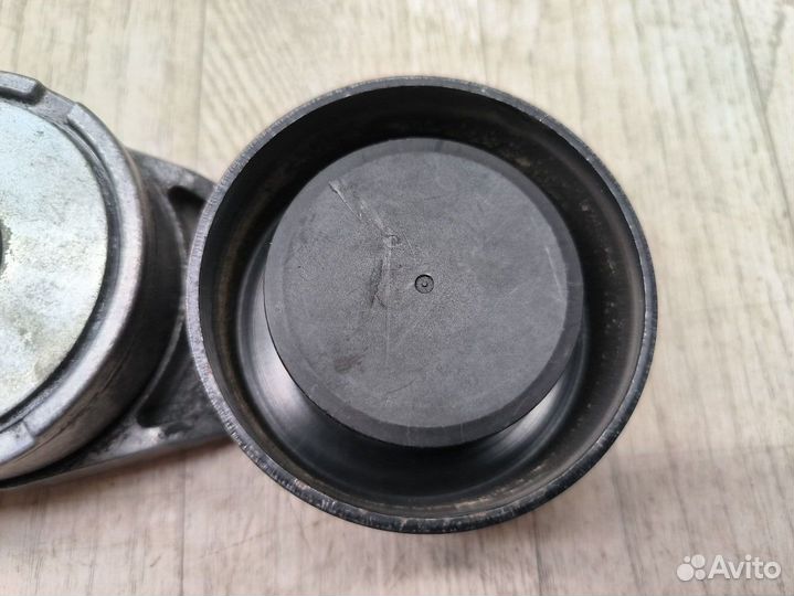 Натяжитель приводного ремня VAG 06B903133