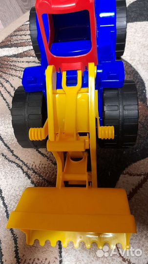 Трактор игрушка