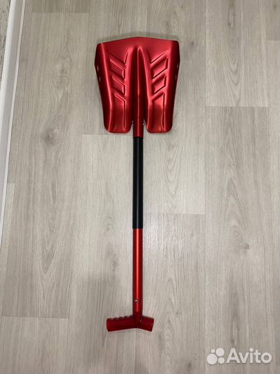 Лавинная лопата с пилой в ручке