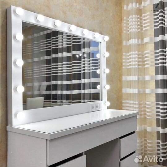 Гримерный столик визажиста с гримерным зеркалом