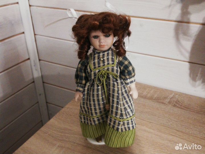 Кукла фарфоровая