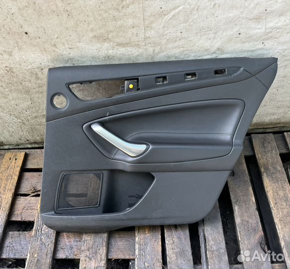 Обшивка задней правой двери Ford Mondeo 4 Рестайл