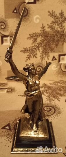 Статуэтка родина мать