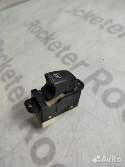 Кнопка стеклоподъемника задняя правая Hyundai