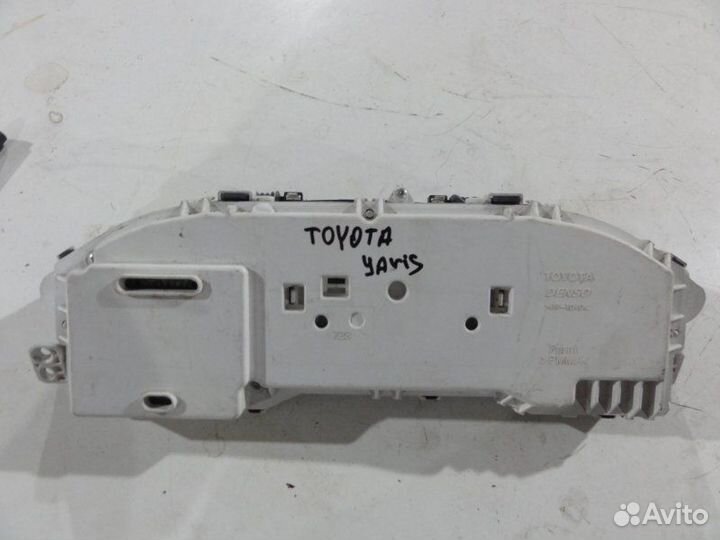 Панель приборов (щиток) Toyota Yaris