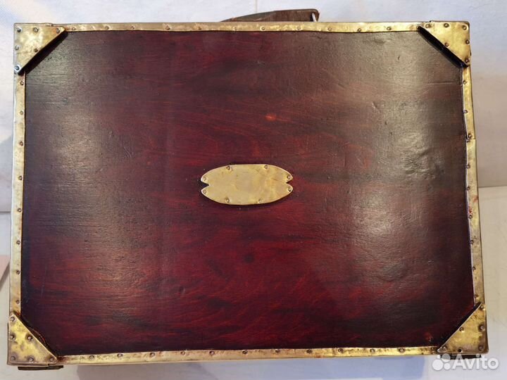Старинный чемоданчик. Окован латунью