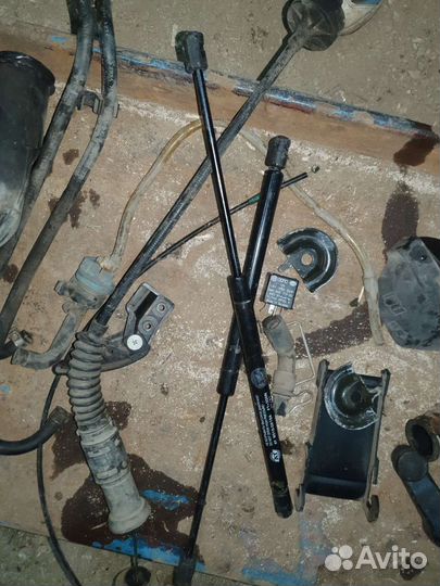 Задние амортизаторы багажника гольф 3