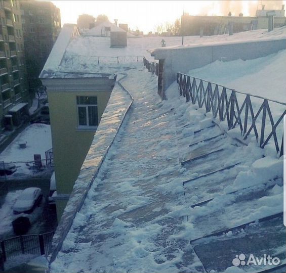 Чистка кровли от снега и наледи