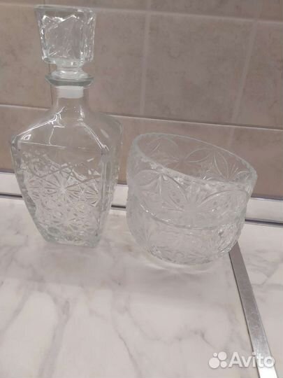 Графин и вазы
