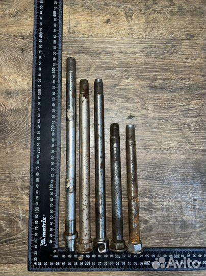 Ось переднего колеса от мотороллера