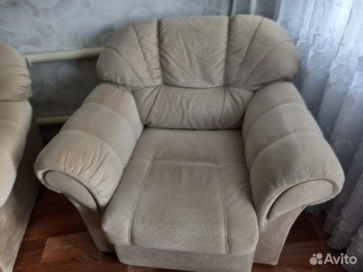 Угловой диван и кресло