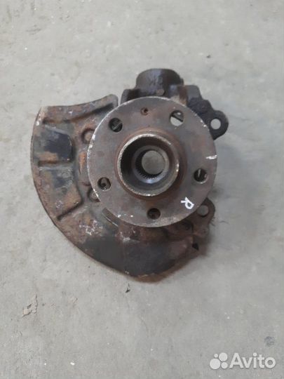 Поворотный кулак передний правый Skoda Octavia A4