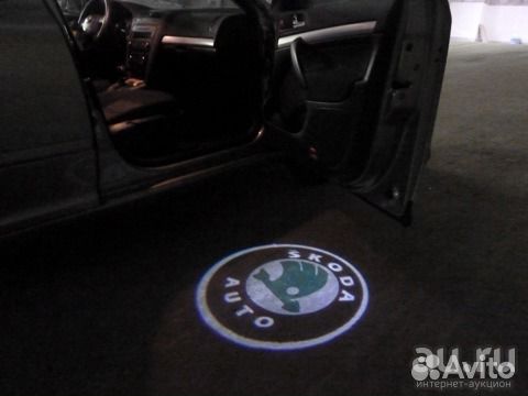Штатная подсветка логотипом Skoda для Superb